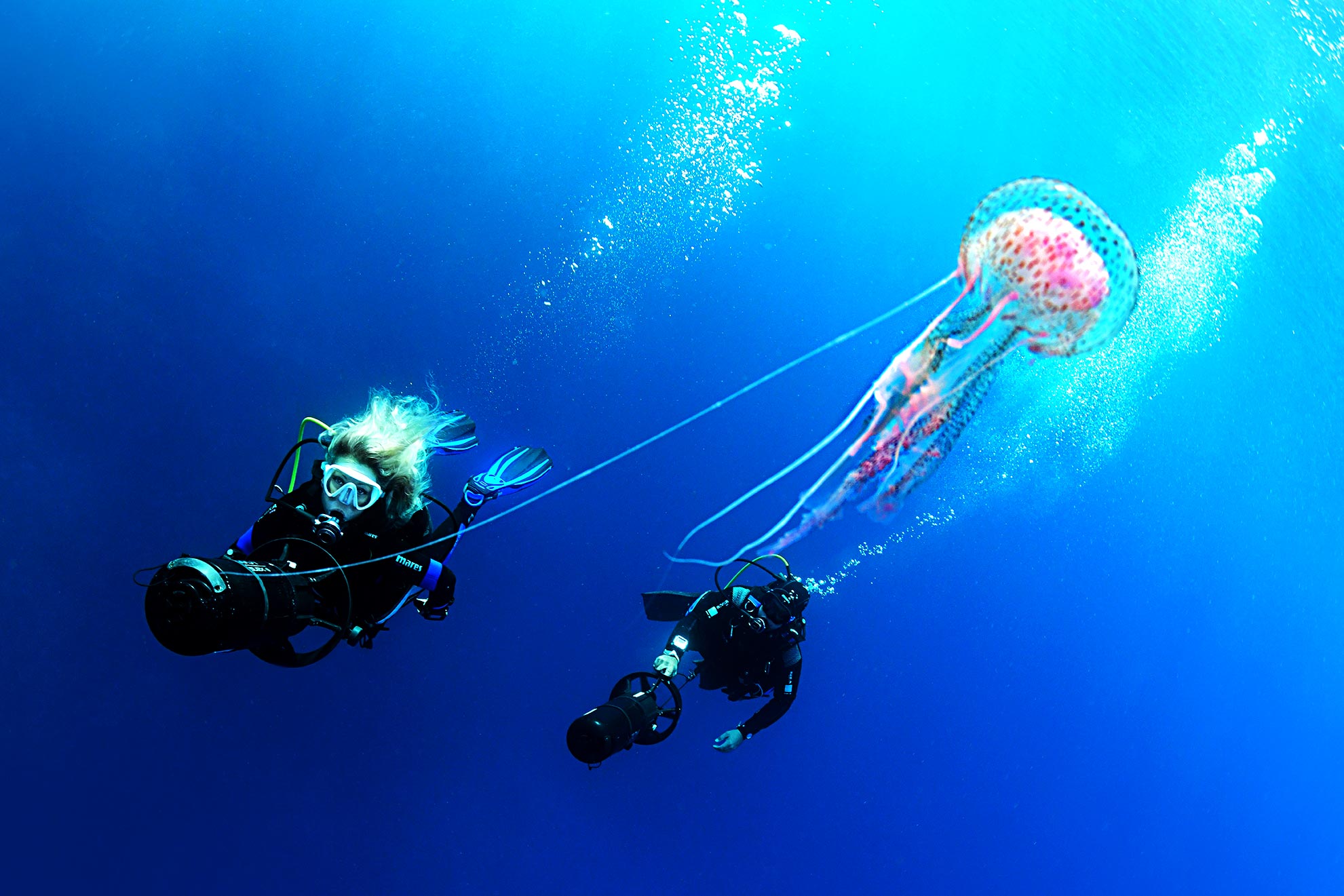 RONJENJE PODVODNIM SKUTERIMA ISSA DIVING CENTER