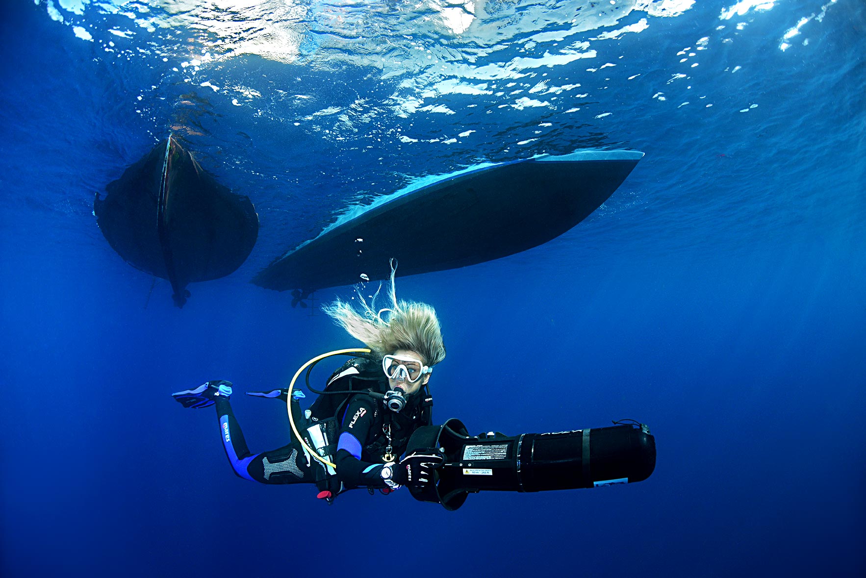 RONJENJE PODVODNIM SKUTERIMA ISSA DIVING CENTER