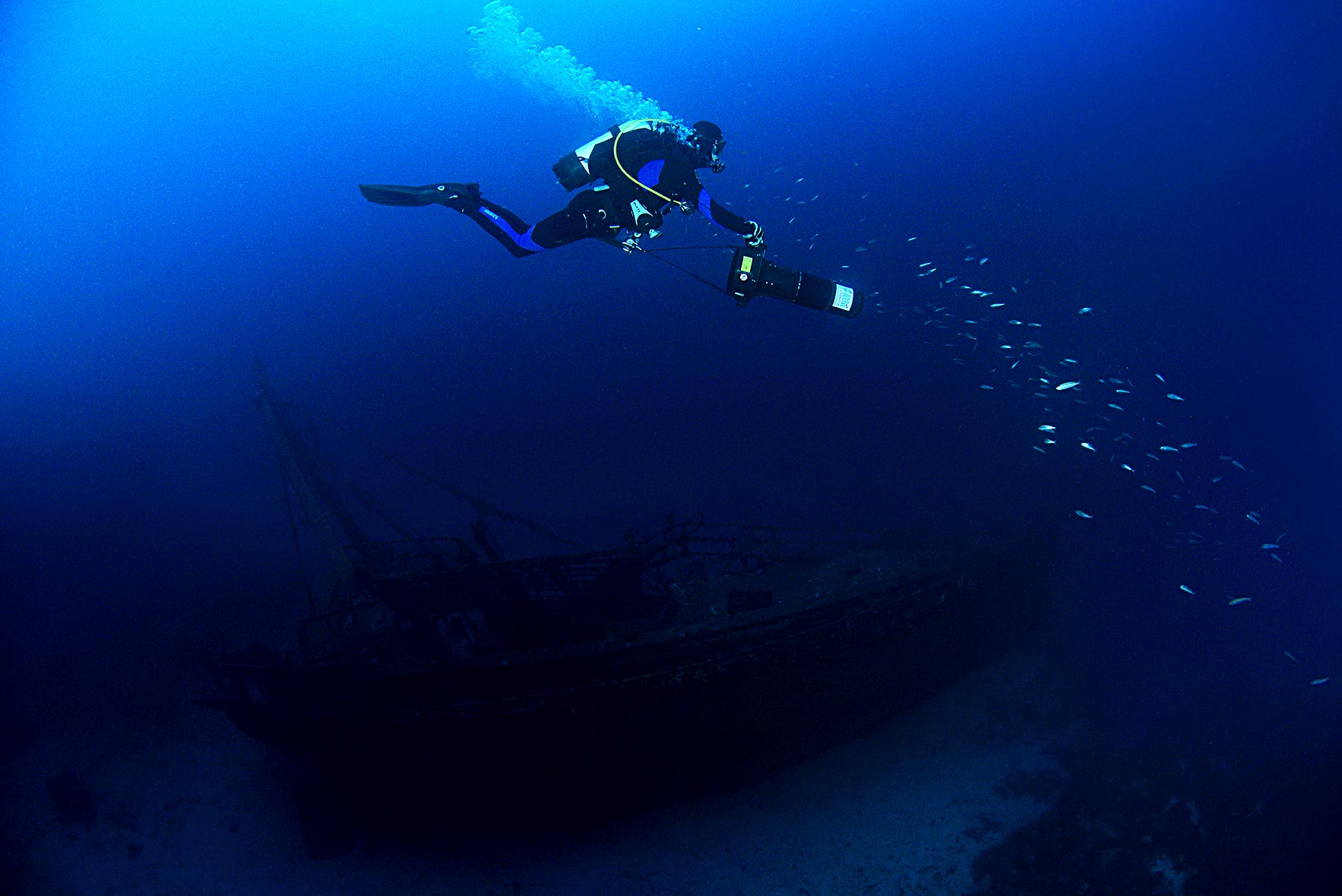 RONJENJE PODVODNIM SKUTERIMA ISSA DIVING CENTER